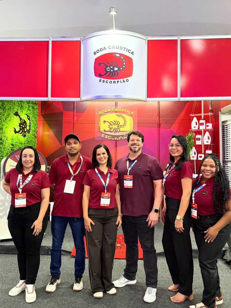 Equipe Soda Escorpião em feira do setor