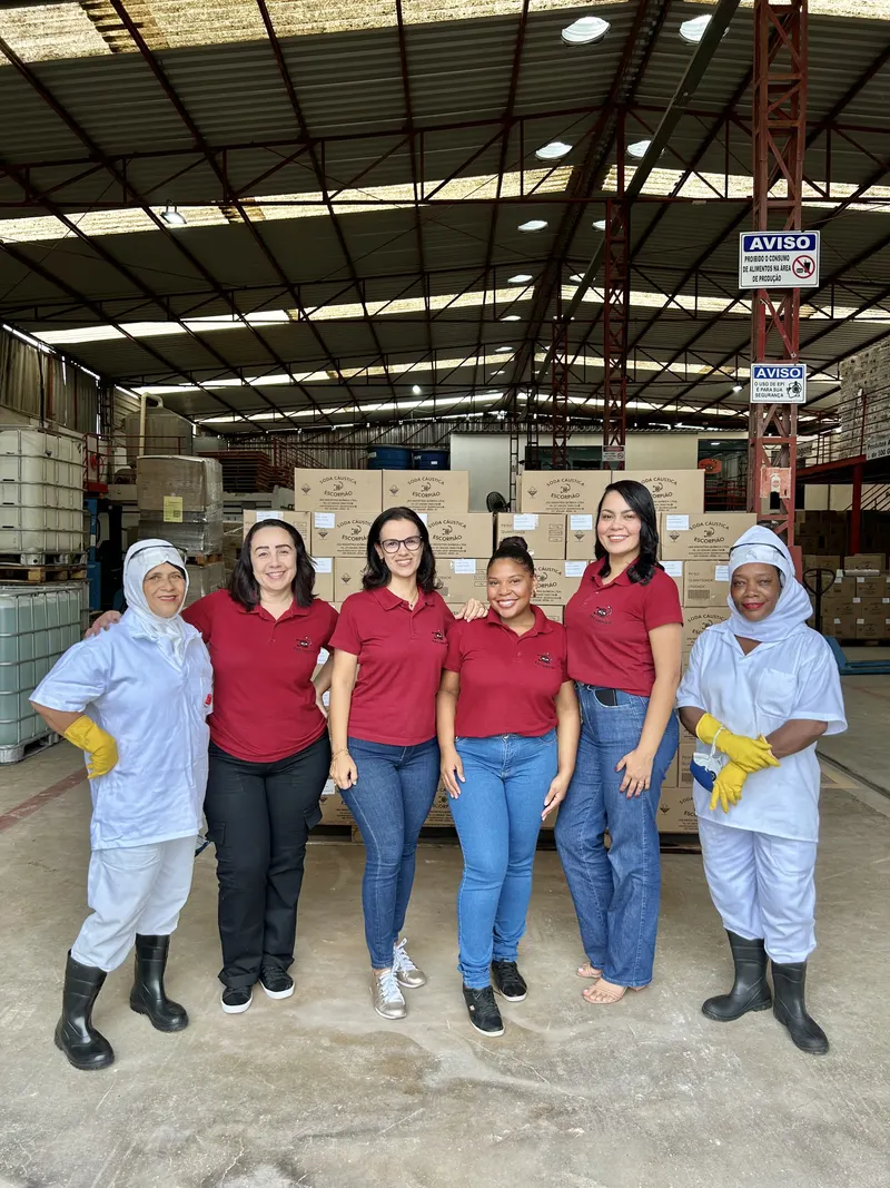 Equipe de produção e expedição da Soda Escorpião